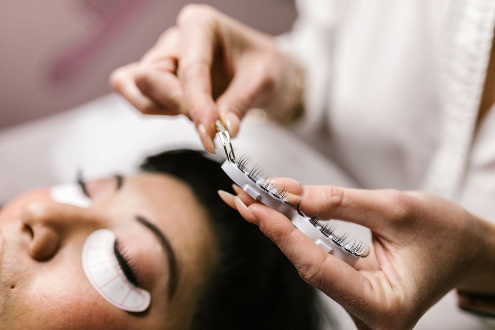 A lash treatment in progress