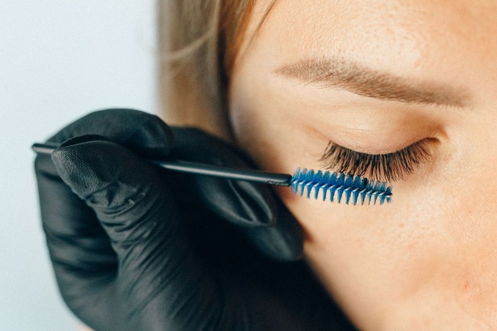 Eyelash extension application